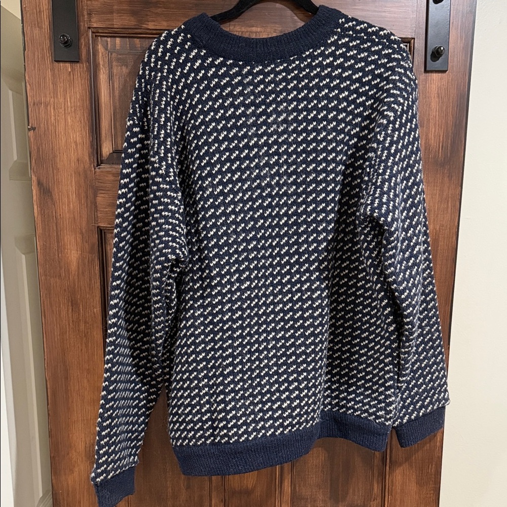 L.L. Bean Men's Sweater in Navy and White